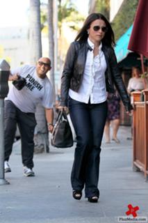 Julia Louis-Dreyfus feet photo thumbnail