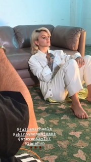 Julia Michaels feet photo 4
