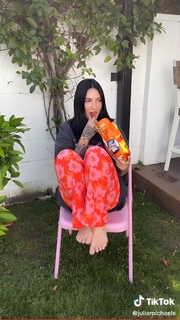 Julia Michaels feet photo 6