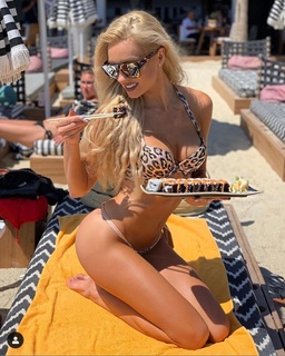Julia Nova feet photo thumbnail