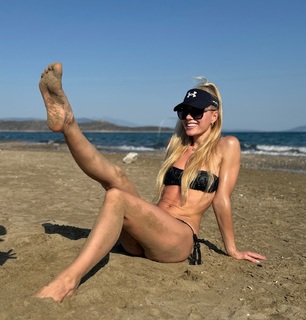 Julia Nova feet photo thumbnail