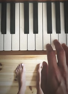 Julia Pietrucha feet photo 2