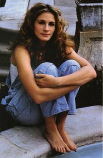 Julia Roberts feet photo thumbnail