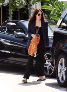 Julia Roberts feet photo thumbnail