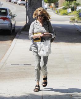 Julia Roberts feet photo thumbnail