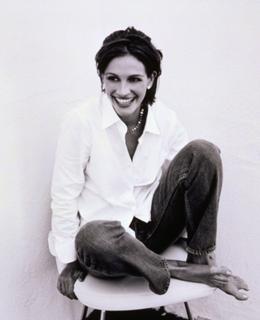 Julia Roberts feet photo thumbnail
