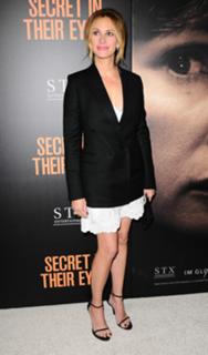Julia Roberts feet photo thumbnail
