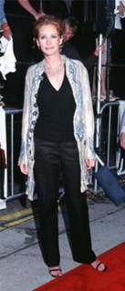Julia Roberts feet photo thumbnail