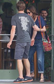 Julia Roberts feet photo thumbnail