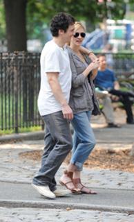 Julia Roberts feet photo thumbnail
