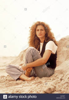 Julia Roberts feet photo thumbnail