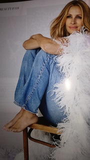 Julia Roberts feet photo thumbnail