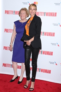 Julia Roberts feet photo thumbnail