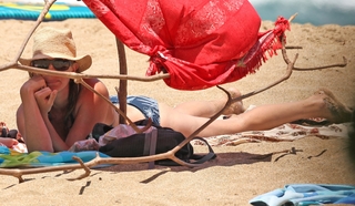 Julia Roberts feet photo thumbnail