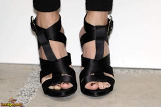 Julia Roberts feet photo thumbnail