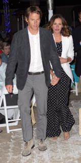 Julia Roberts feet photo thumbnail