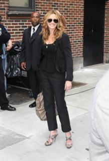 Julia Roberts feet photo thumbnail