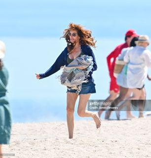 Julia Roberts feet photo thumbnail