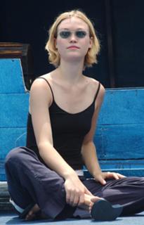 Julia Stiles feet photo thumbnail
