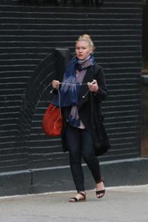 Julia Stiles feet photo thumbnail