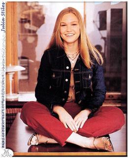 Julia Stiles feet photo thumbnail