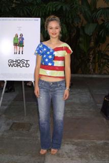Julia Stiles feet photo thumbnail