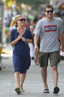 Julia Stiles feet photo thumbnail