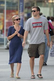 Julia Stiles feet photo thumbnail