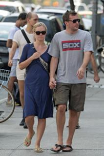 Julia Stiles feet photo thumbnail