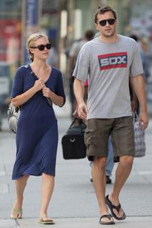 Julia Stiles feet photo thumbnail