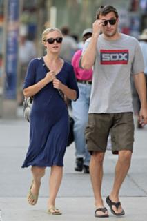 Julia Stiles feet photo thumbnail