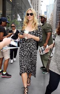 Julia Stiles feet photo thumbnail