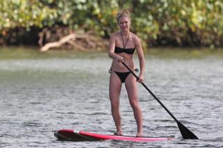 Julia Stiles feet photo thumbnail