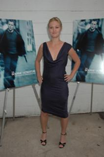 Julia Stiles feet photo thumbnail