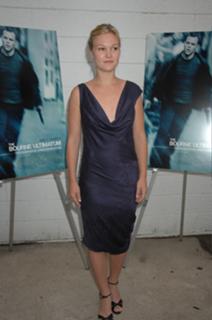 Julia Stiles feet photo thumbnail