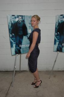 Julia Stiles feet photo thumbnail