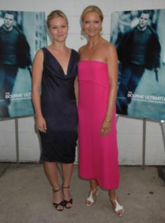 Julia Stiles feet photo thumbnail