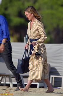 Julia Stiles feet photo thumbnail