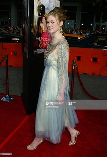 Julia Stiles feet photo thumbnail