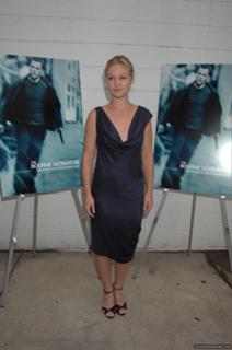 Julia Stiles feet photo thumbnail