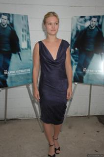 Julia Stiles feet photo thumbnail