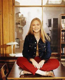 Julia Stiles feet photo thumbnail