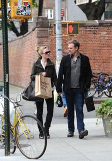 Julia Stiles feet photo thumbnail
