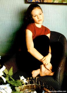 Julia Stiles feet photo thumbnail