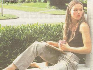 Julia Stiles feet photo thumbnail