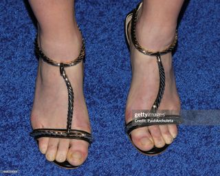 Julia Stiles feet photo thumbnail