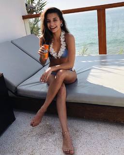 Julia Wieniawa-Narkiewicz feet photo thumbnail