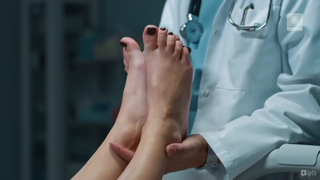 Julia Wieniawa-Narkiewicz feet photo thumbnail