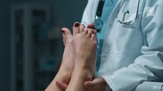 Julia Wieniawa-Narkiewicz feet photo thumbnail