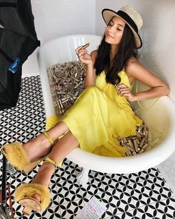 Julia Wieniawa-Narkiewicz feet photo thumbnail